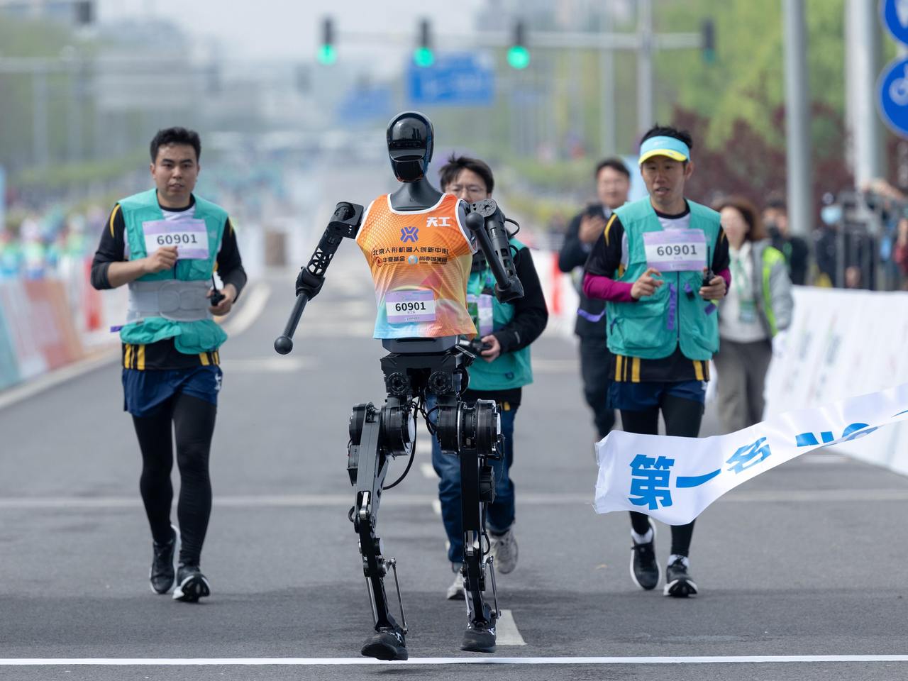 勇闯新赛道！全球首个人形机器人半马冠军来了