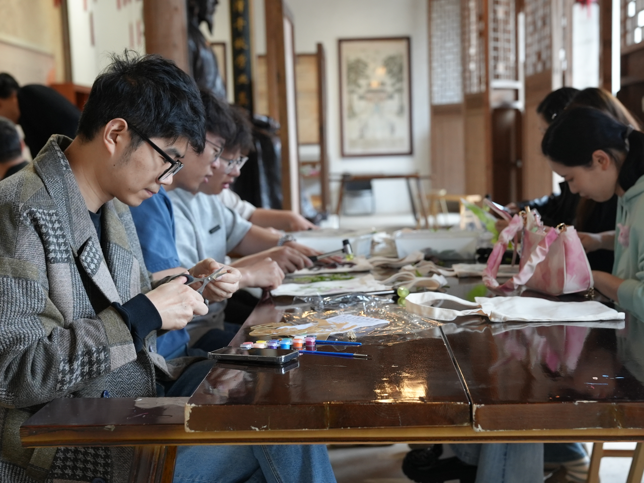 校地企联动传承非遗薪火 共绘青春建功新时代