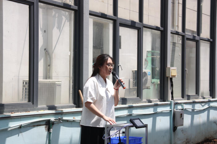 叶新怡校友介绍团队研发的种植装置.png