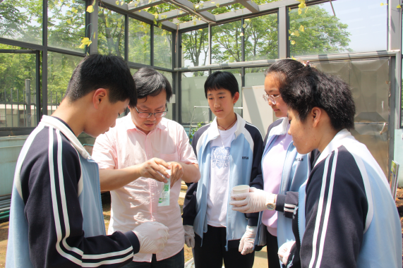 李学海老师指导学生操作.png