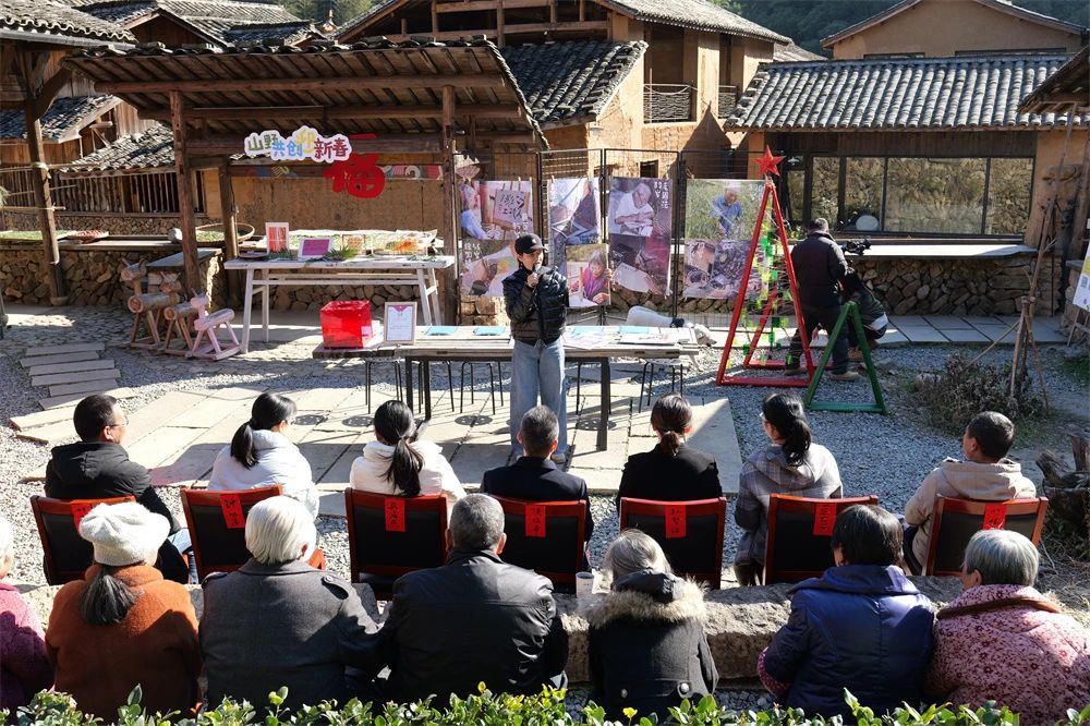 △丽水市文化特派员孙培团队在松阳松庄村带领村民开展艺术共创(松阳县融媒体中心供图)。.jpg