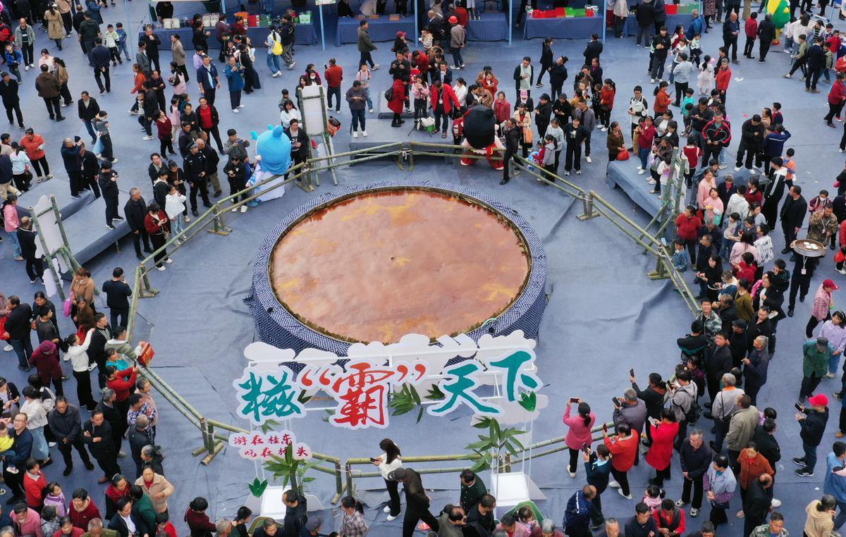 World's largest rice cake made in Hunan