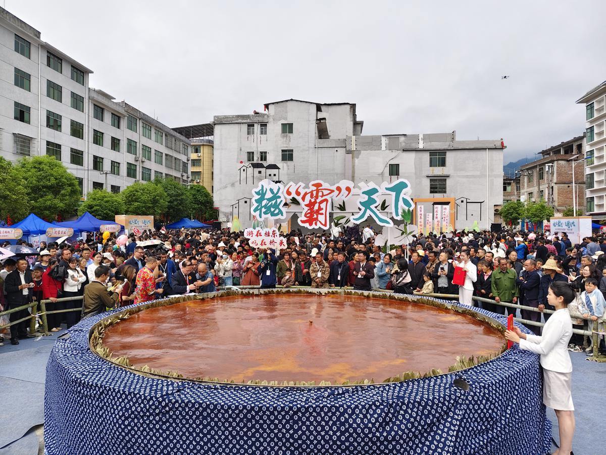 World's largest rice cake made in Hunan