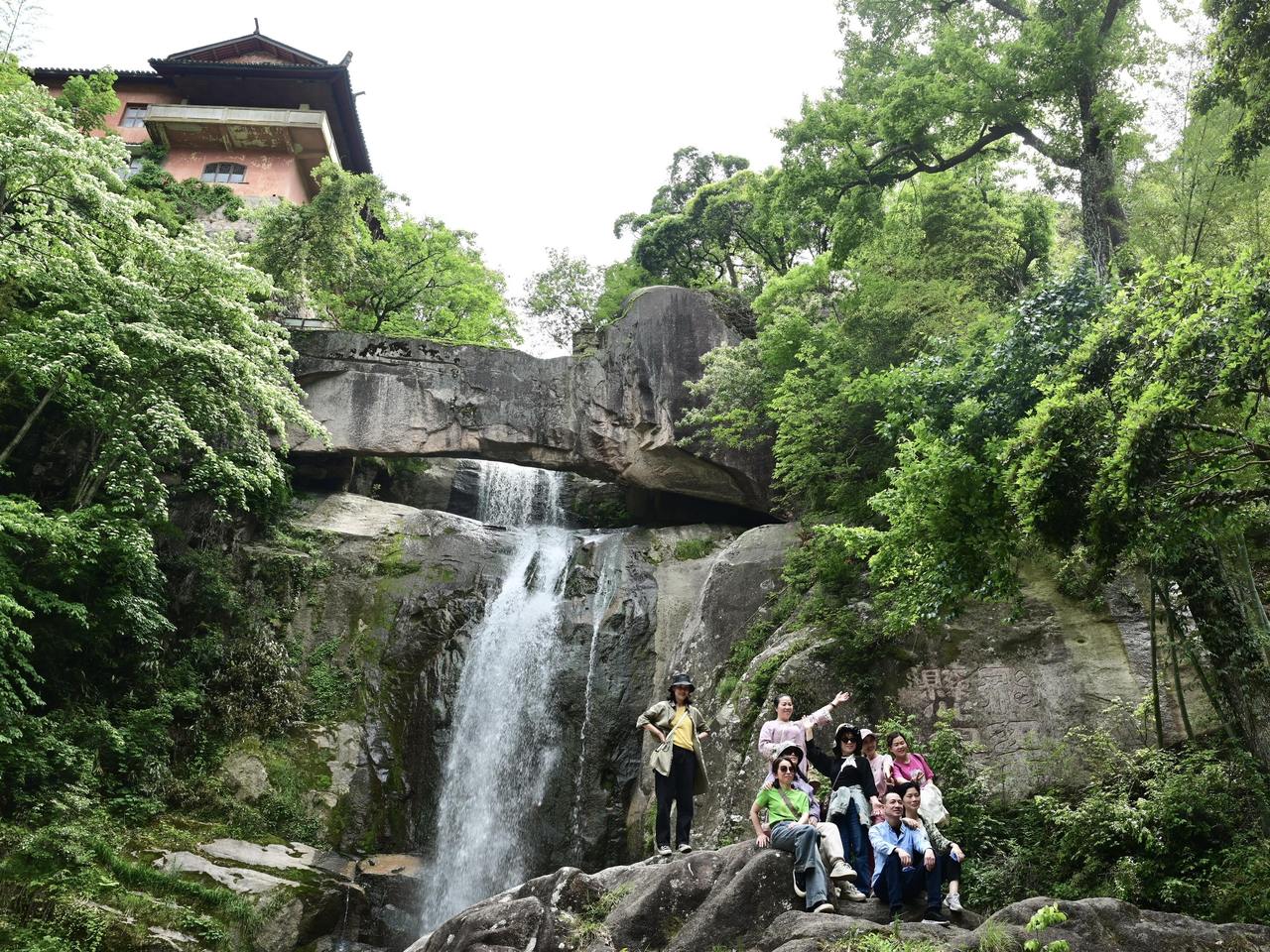 游客错峰观赏“石梁飞瀑”
