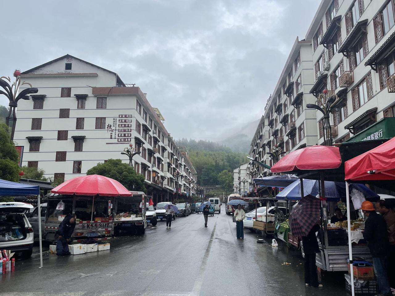 “五一”假期,记者来到景宁县东坑镇的“逢八集市”——走,到乡下赶集去