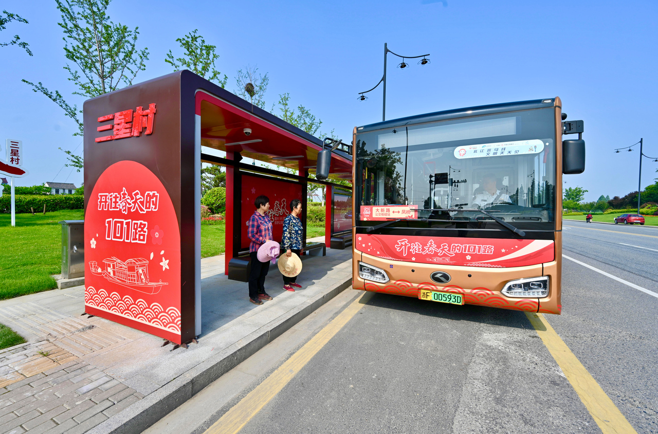 开往春天的101路公交车。嘉通交运公司供图 开往春天的101路公交车。嘉通交运公司供图