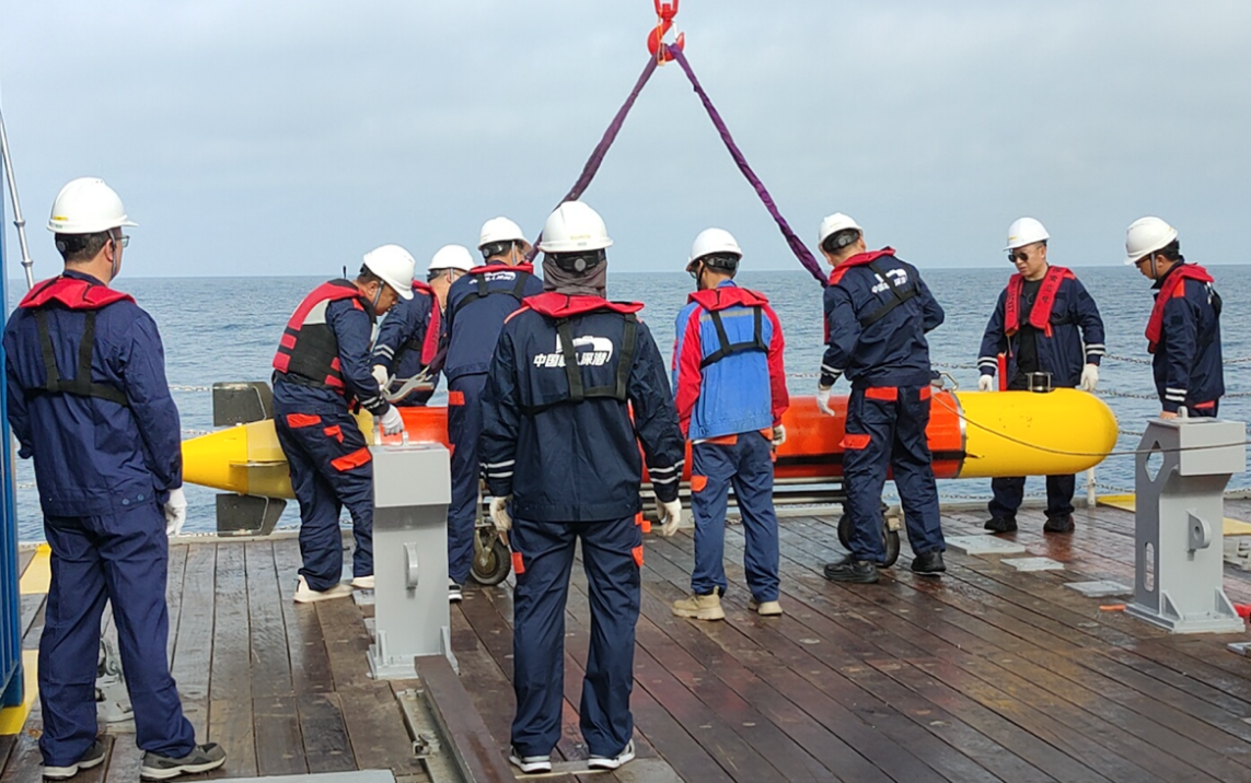 科考队员回收海鲸无人潜航器 (2).png