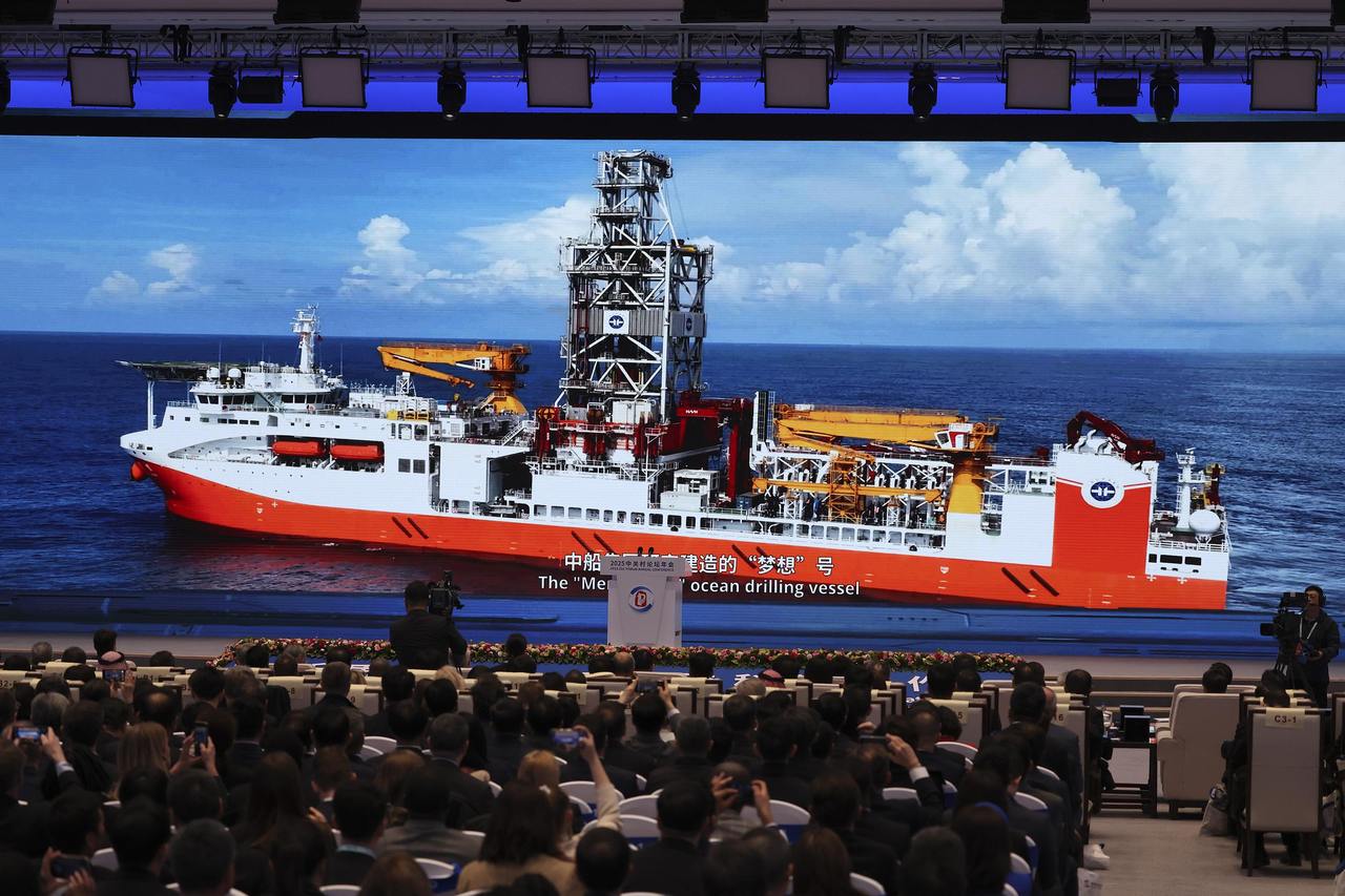 今年3月,2025中关村论坛年会,“梦想”号大洋钻探船建成入列入选十项重大科技成果。.jpg