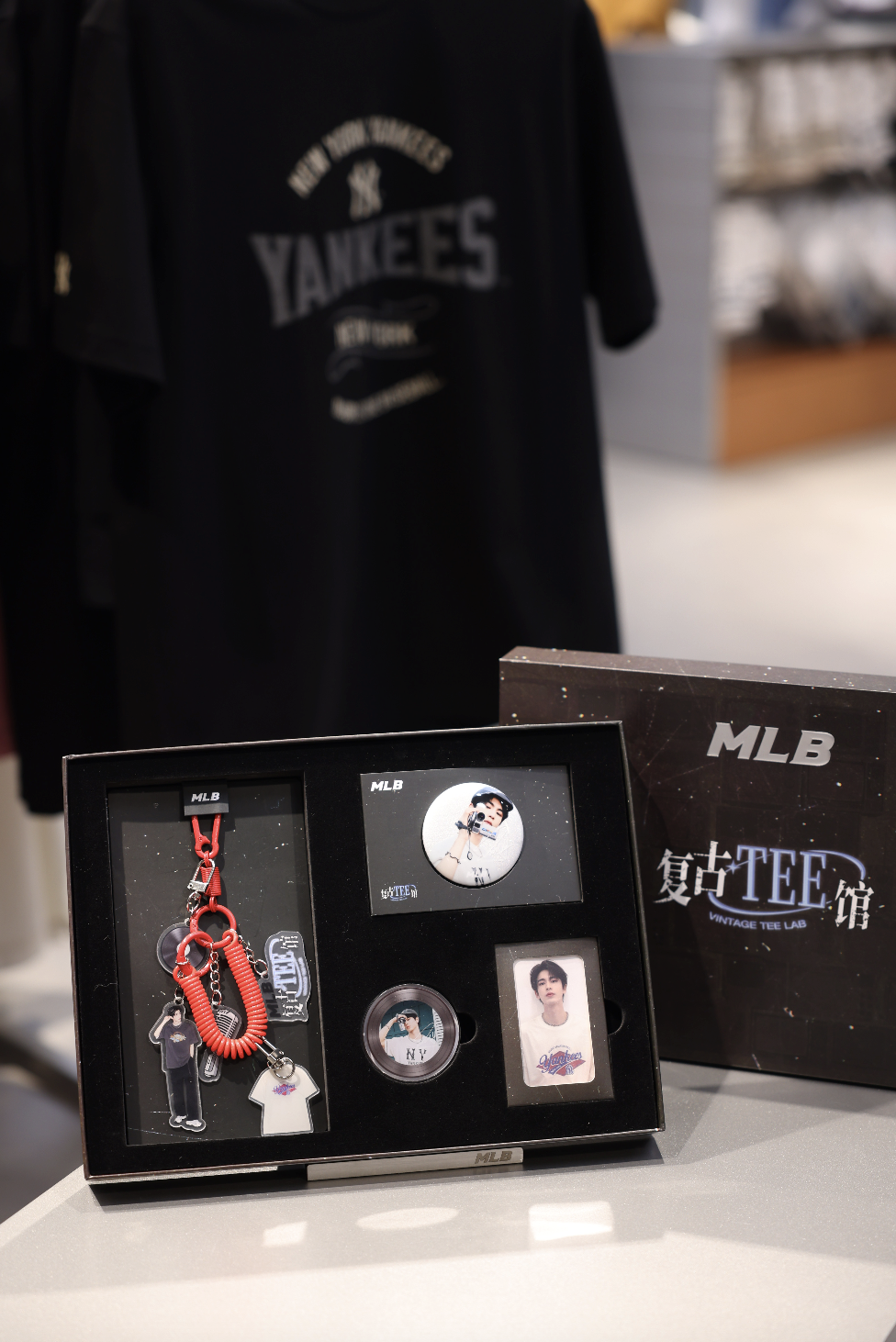 MLB品牌代言人张凌赫现身杭州门店 解锁潮流新地标