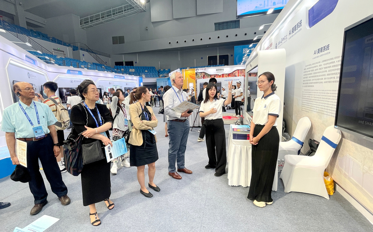 现场新闻图2-国外教育专家参观湖北美术学院展位.jpg