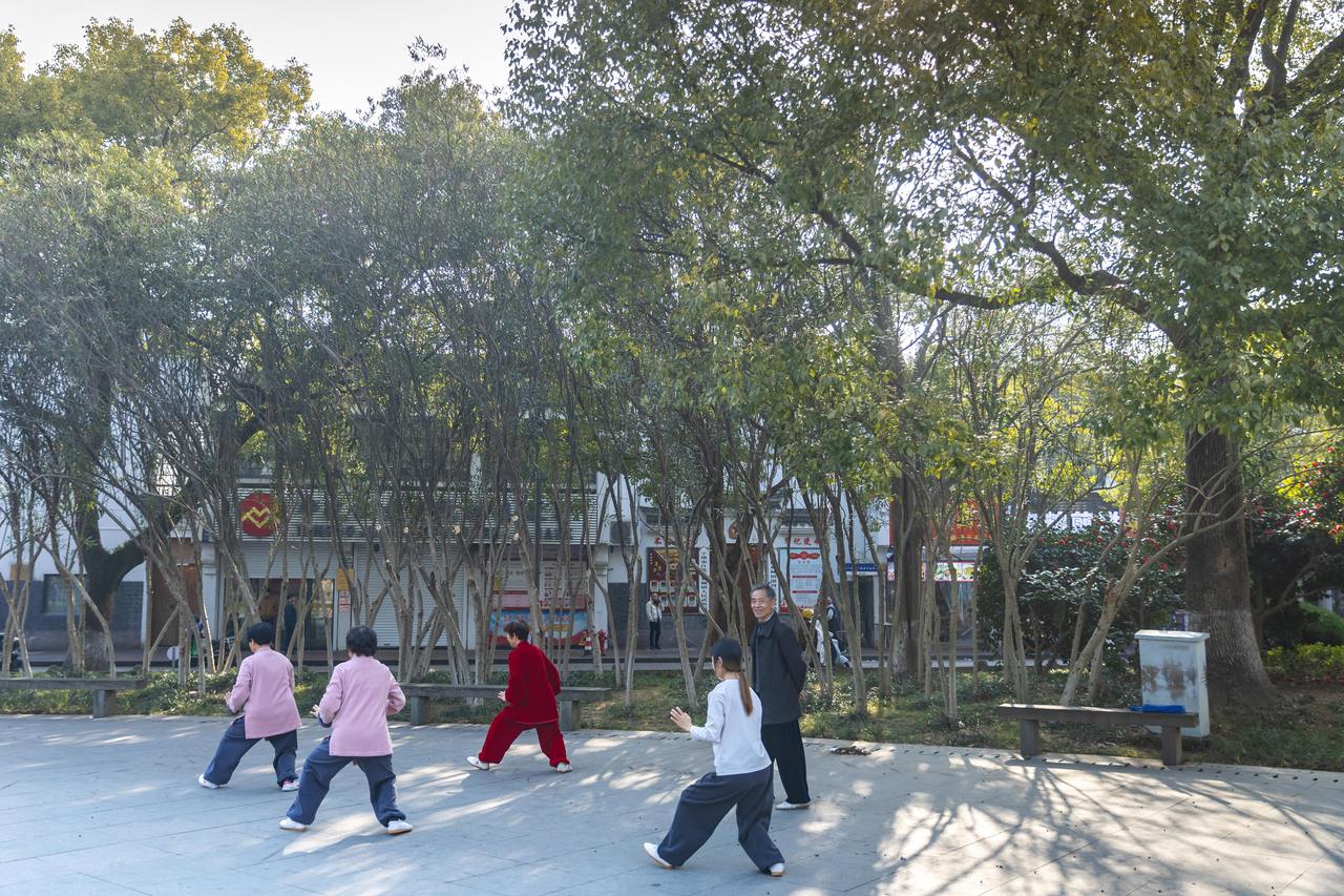 慈城孔庙广场内居民们在晨练——慈城镇供图.JPG