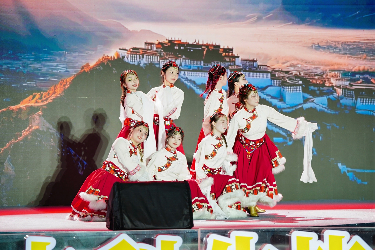 音诗画表演《丹青百年 湖美交响》 (1).jpg