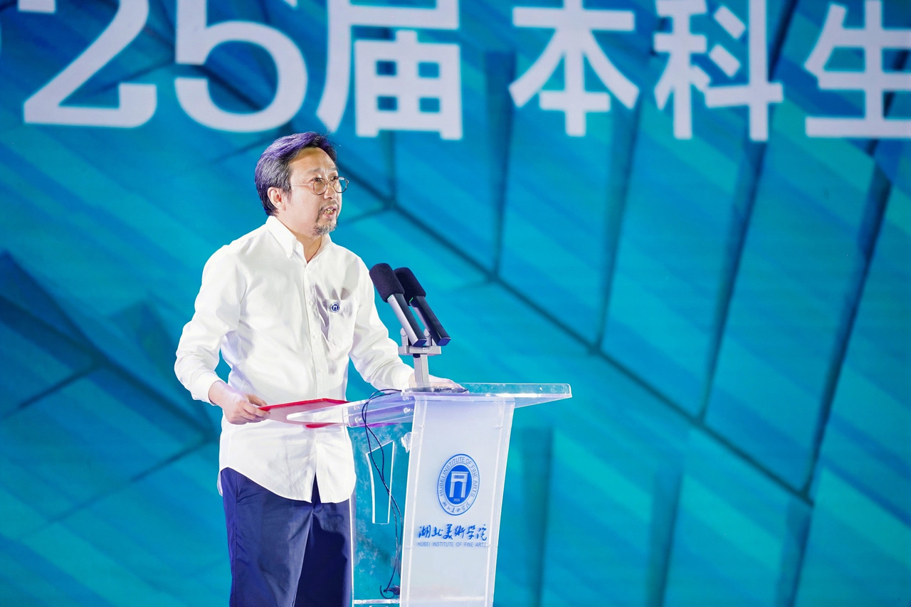 湖北美术学院副校长张炼主持开幕式.jpg