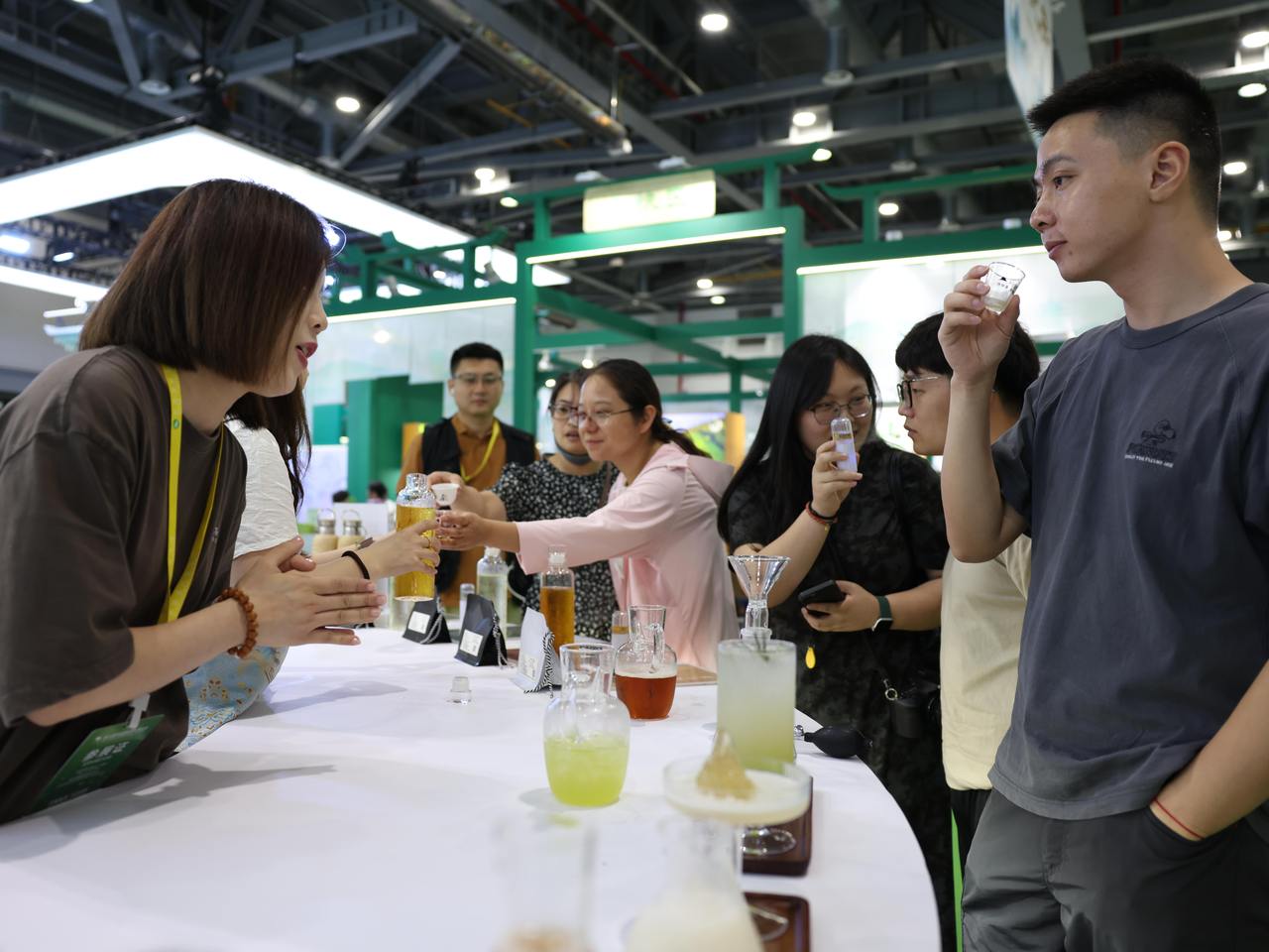 茶汤变“香水” 茶饼成网红 来第七届茶博会解锁茶的N种年轻态