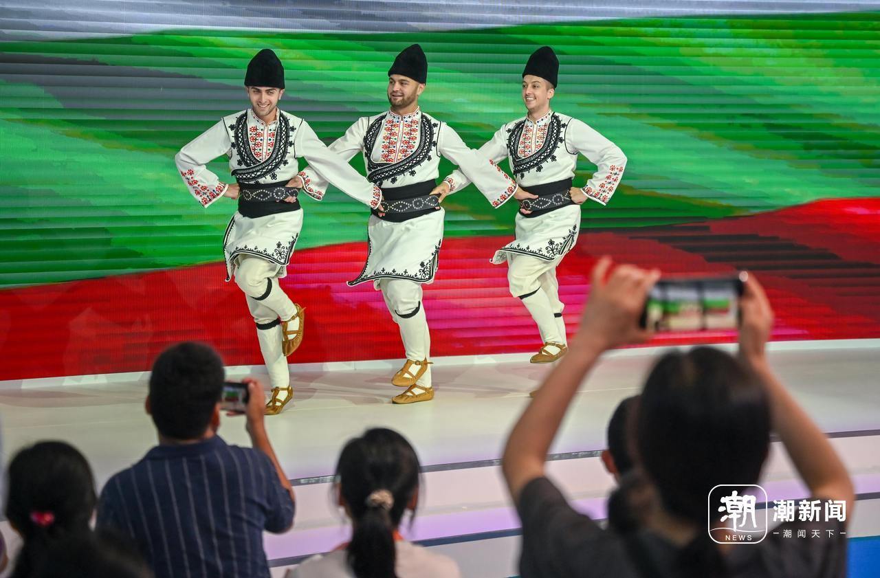 中东欧展首次设立魅力中东欧专区,保加利亚舞蹈演员正在表演民族舞蹈。.jpg