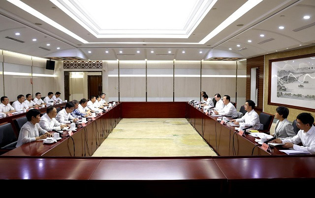 5月30日上午,省人大常委会召开部分省人大代表座谈会。记者 李震宇 摄.jpg