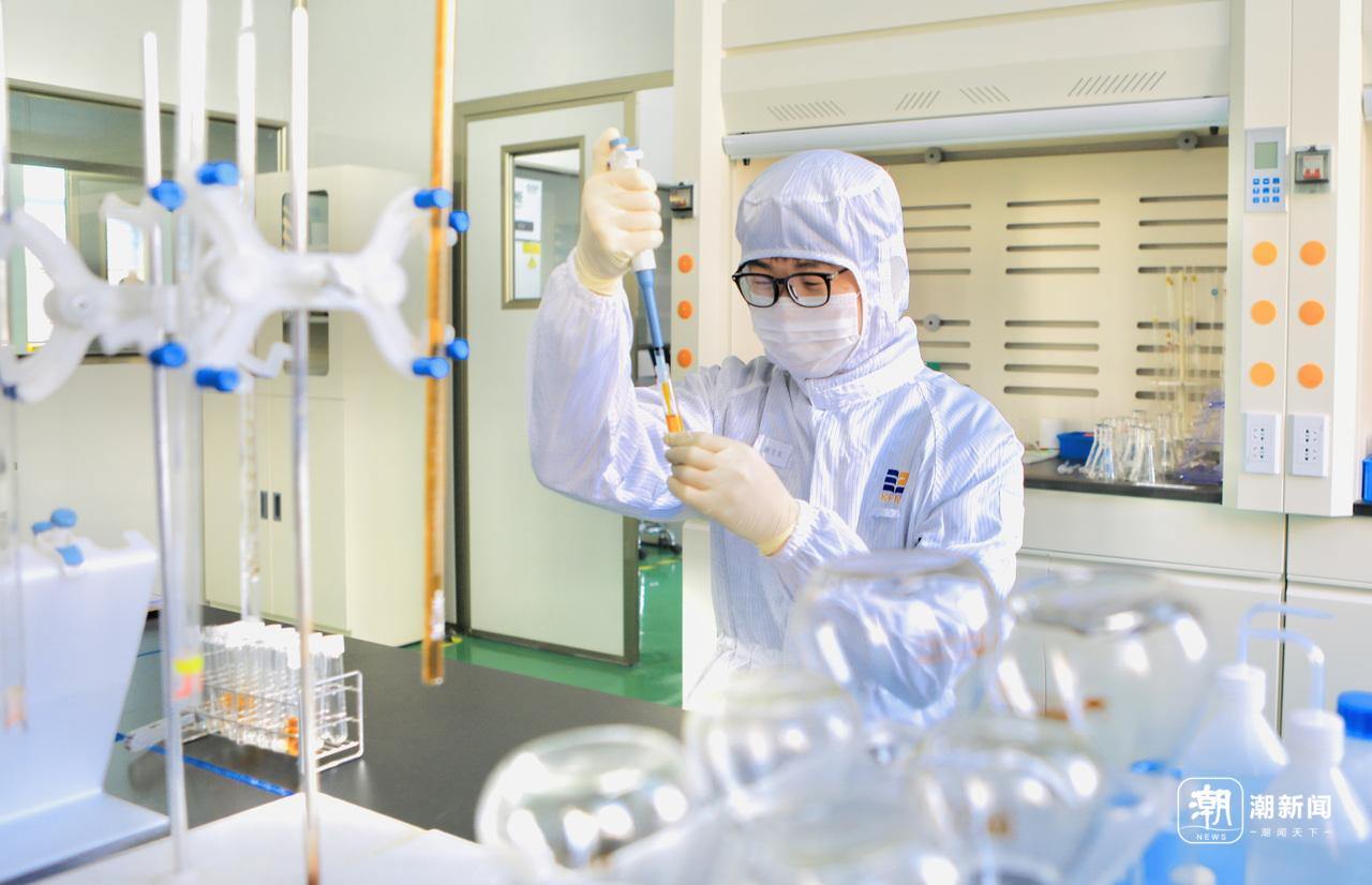 宁波江丰芯创科技有限公司工作人员正在清洗药剂分析。 (拍友 黄引驰 记者 陈醉).jpg