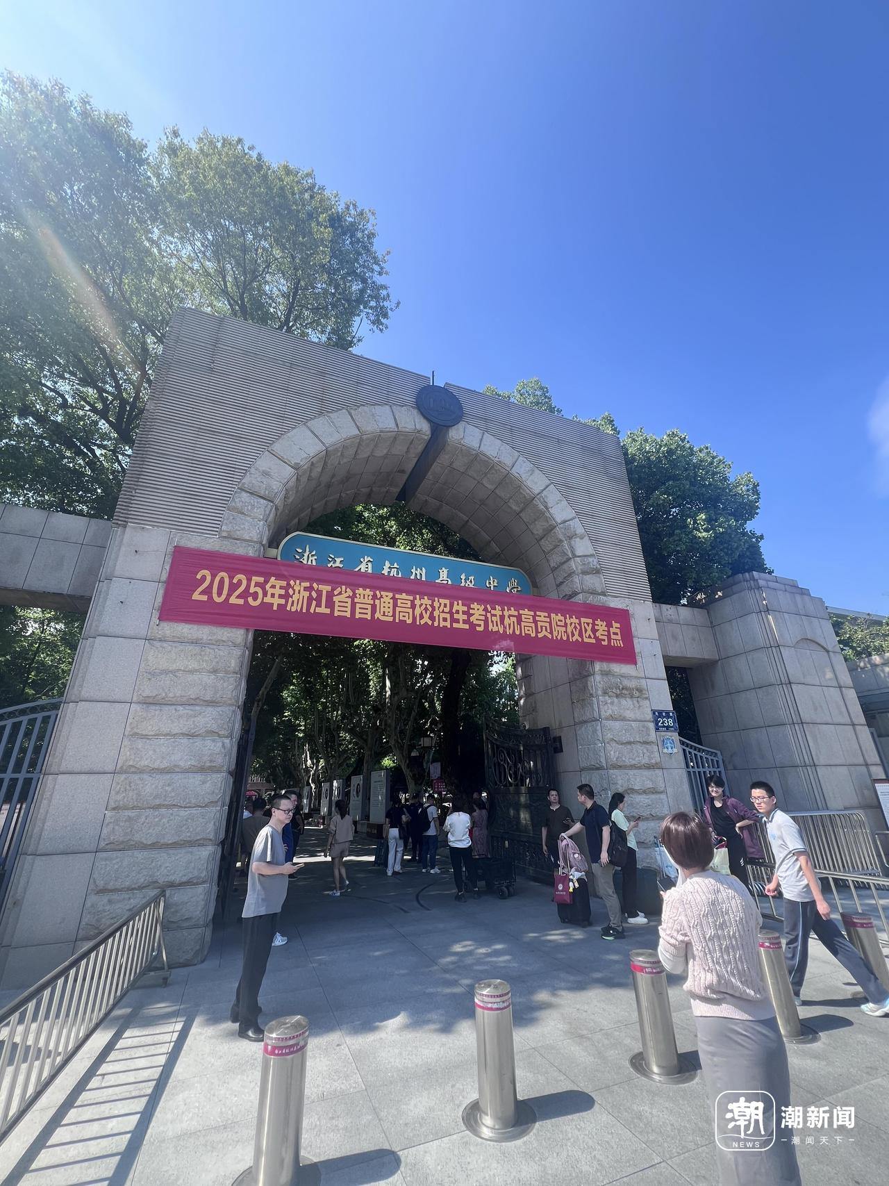 全省1.3万考场准备就绪,考前探访:有家长提前两月预订酒店,有学弟学妹隔空送上暖心祝福