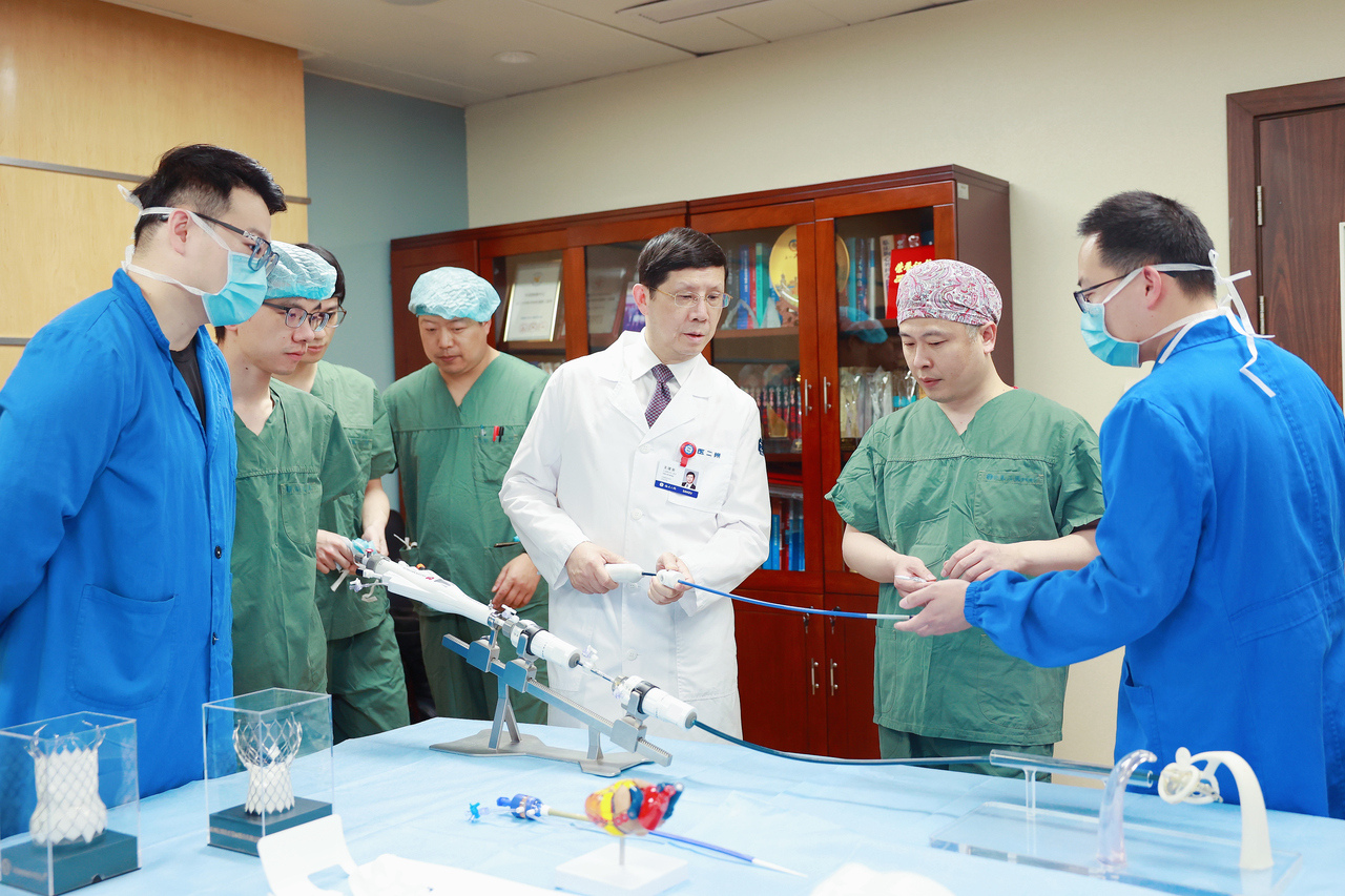 一生专注“心”事业 从无到有,中国科学院院士、浙大二院教授王建安率团队攻克关键技术,提出心血管介入手术“杭州方案”