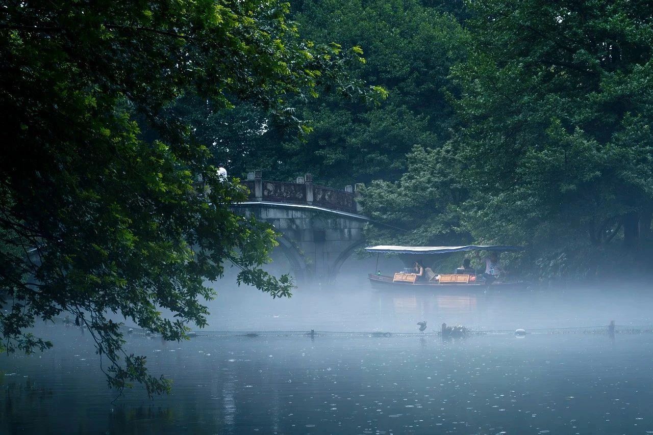 是烟雨江南的味道,入梅后的雨水让西湖美若仙境,摄影师传授出片秘诀