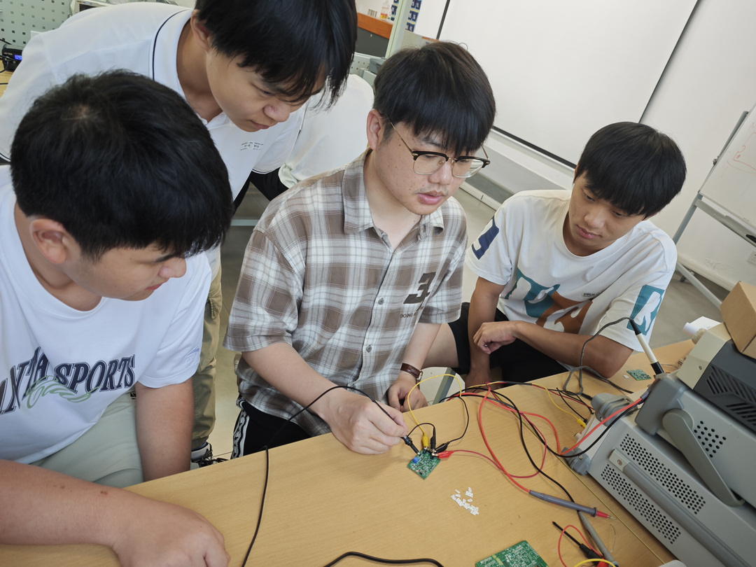 吴程鹏正在指导学生实训.jpg