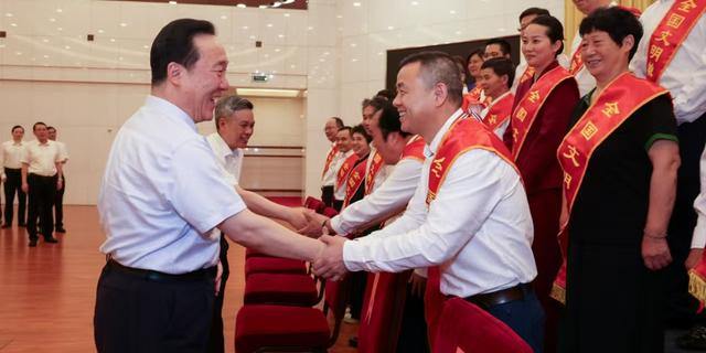 王浩刘捷看望我省全国道德模范和精神文明建设先进代表