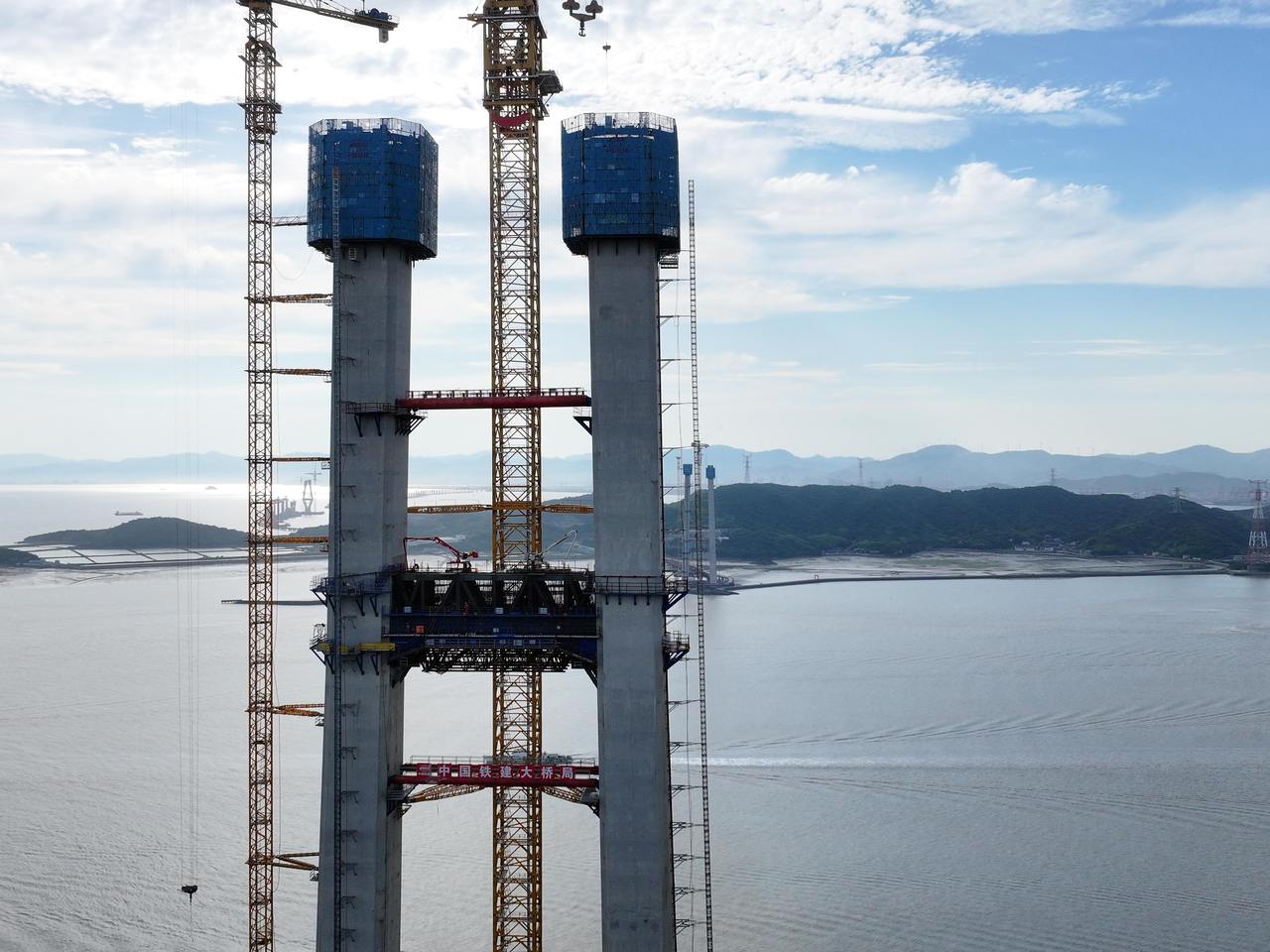 六横二期双屿门特大桥主塔中横梁首次混凝土浇筑成功 项目建设再获关键进展