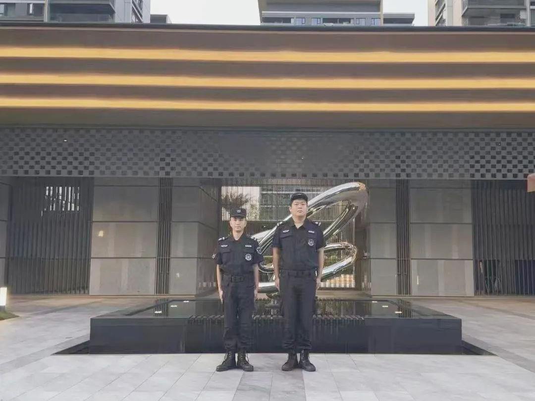 “带我去医院……”小区业主强撑着在业主群发出了一条求救信息,物业人第一时间展开生命接力