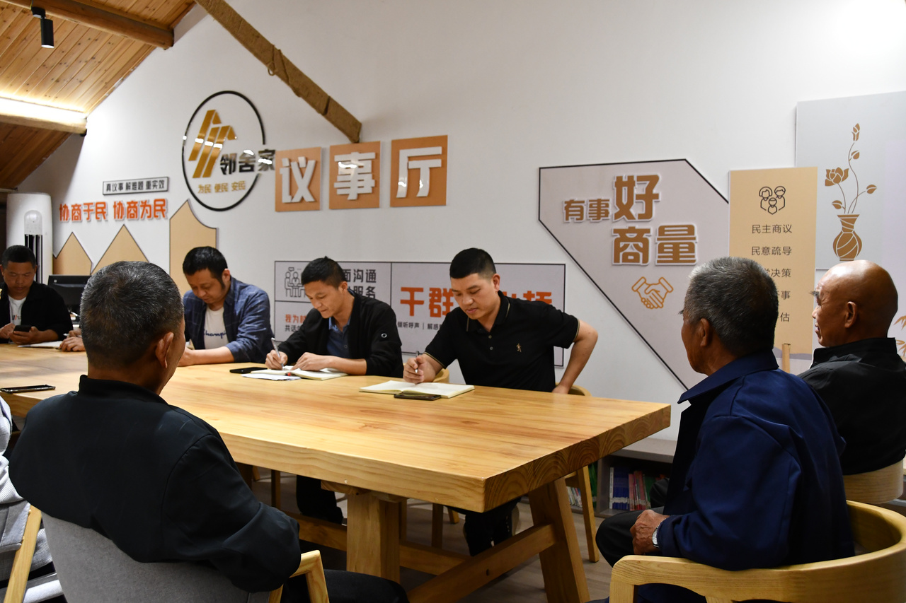 武义县后陈村村“两委”在邻舍家议事厅与村民座谈，收集民意。共享联盟·武义 吕柳燕 摄