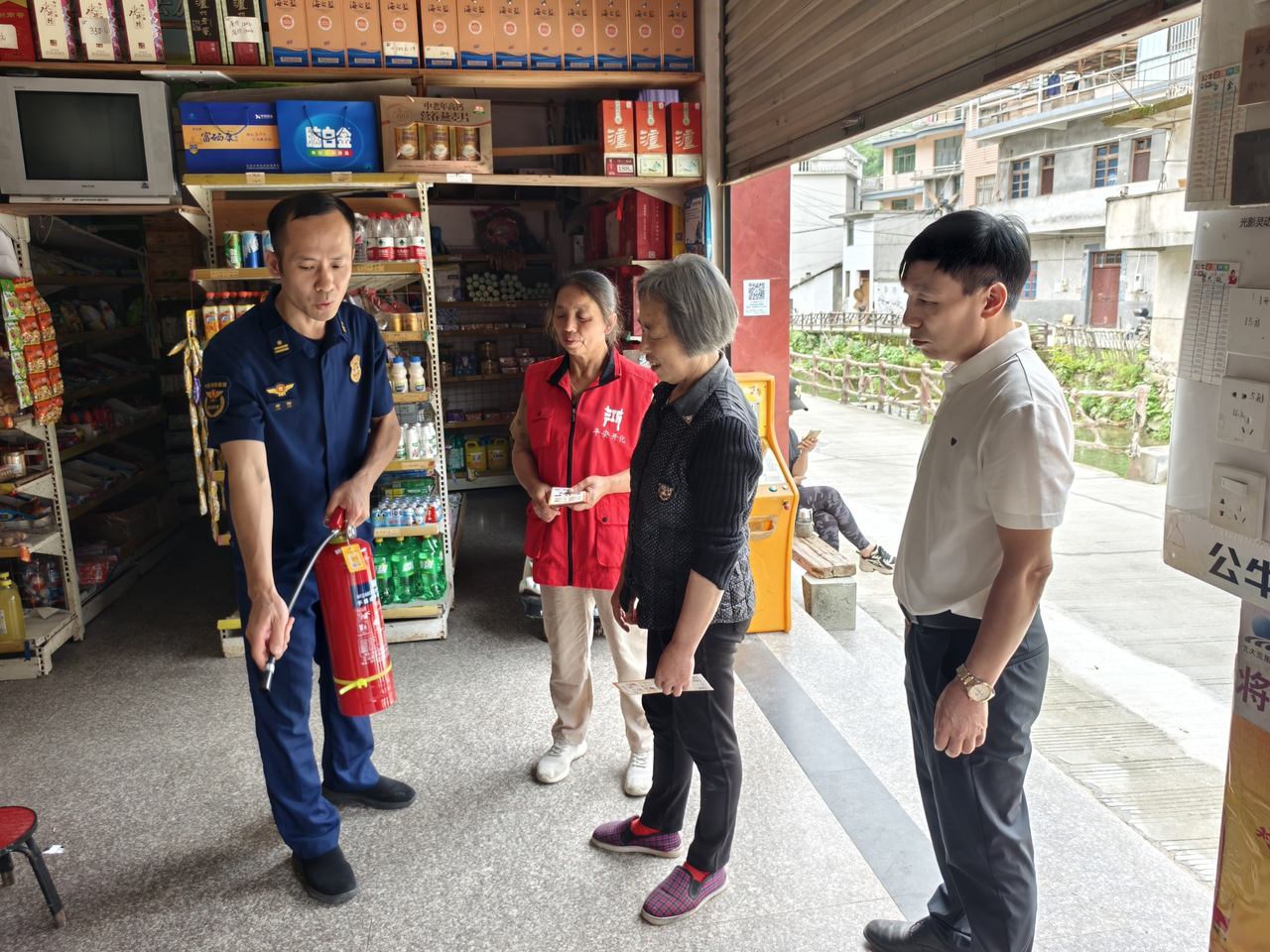 图7,消防员进村传授灭火技能。.jpg