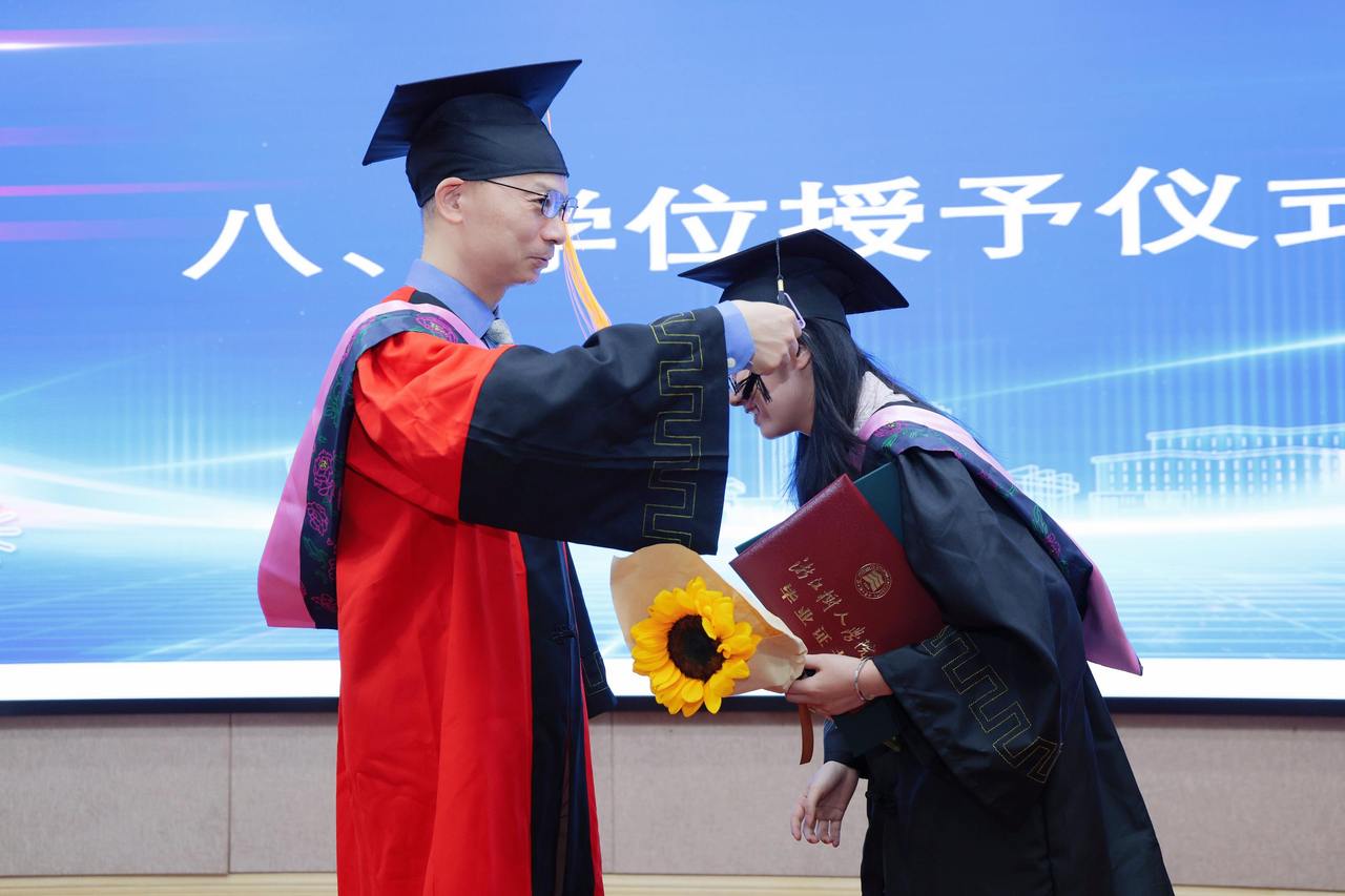 浙江首届家政学本科毕业生接受拨穗礼.jpg