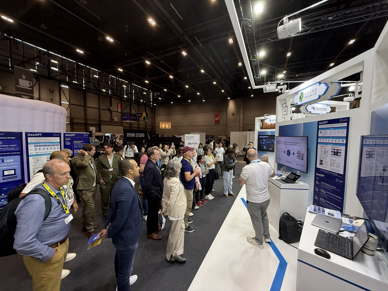 之江实验室科学模型成果在日内瓦对外展示.jpg