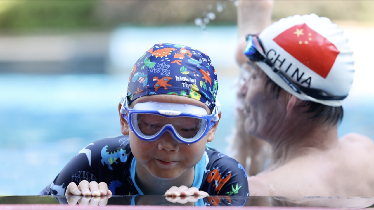 杭州七旬宝藏爷爷免费教游泳超300名“旱鸭子”变身“小飞鱼”