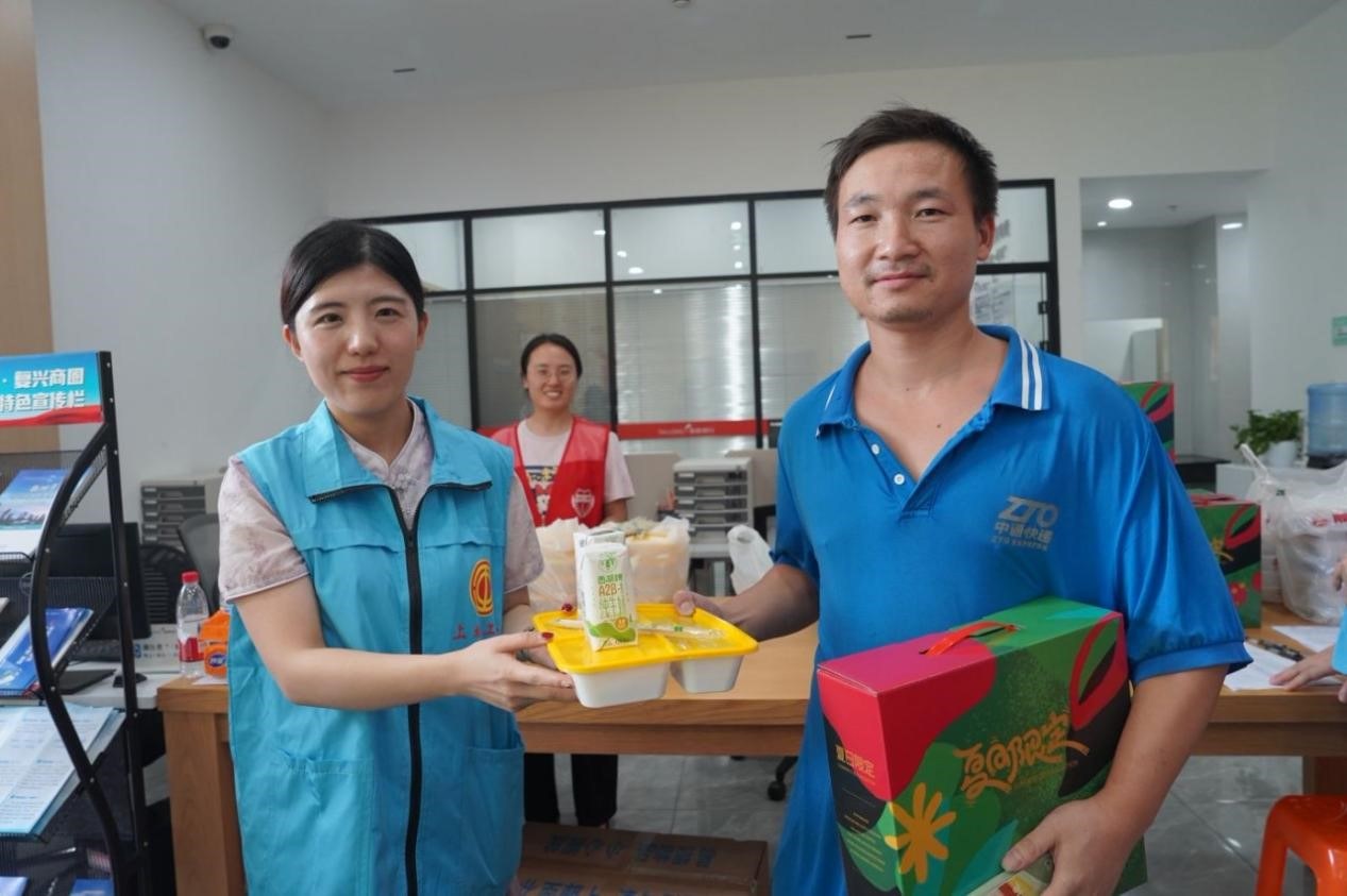南星街道总工会开展关爱户外劳动者夏送清凉活动