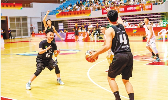 何挺(左一)在比赛现场。 共享联盟·江北 李越 摄.jpg