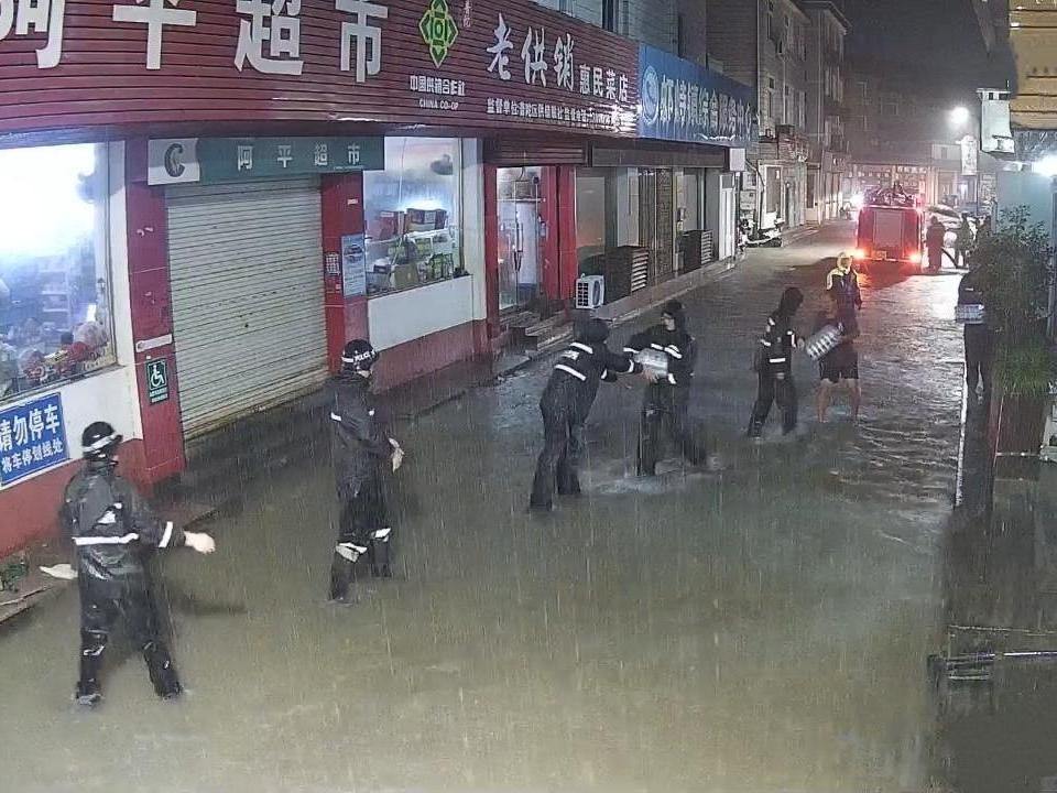 疾风骤雨里,这些身影拼出了让人们安心的模样