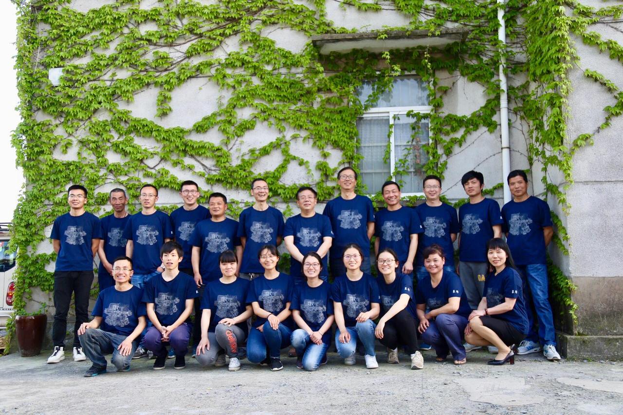 图26 良渚考古队在八角亭爬山虎前合影2_副本.JPG