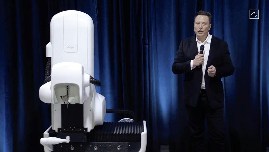 2020年8月28日,美国加州弗里蒙特,埃隆 · 马斯克(Elon Musk)旗下的脑机接口公司 Neuralink 举行发布会,展示了最新的可穿戴设备 LINK V0.9 和手术机器人,.jpg