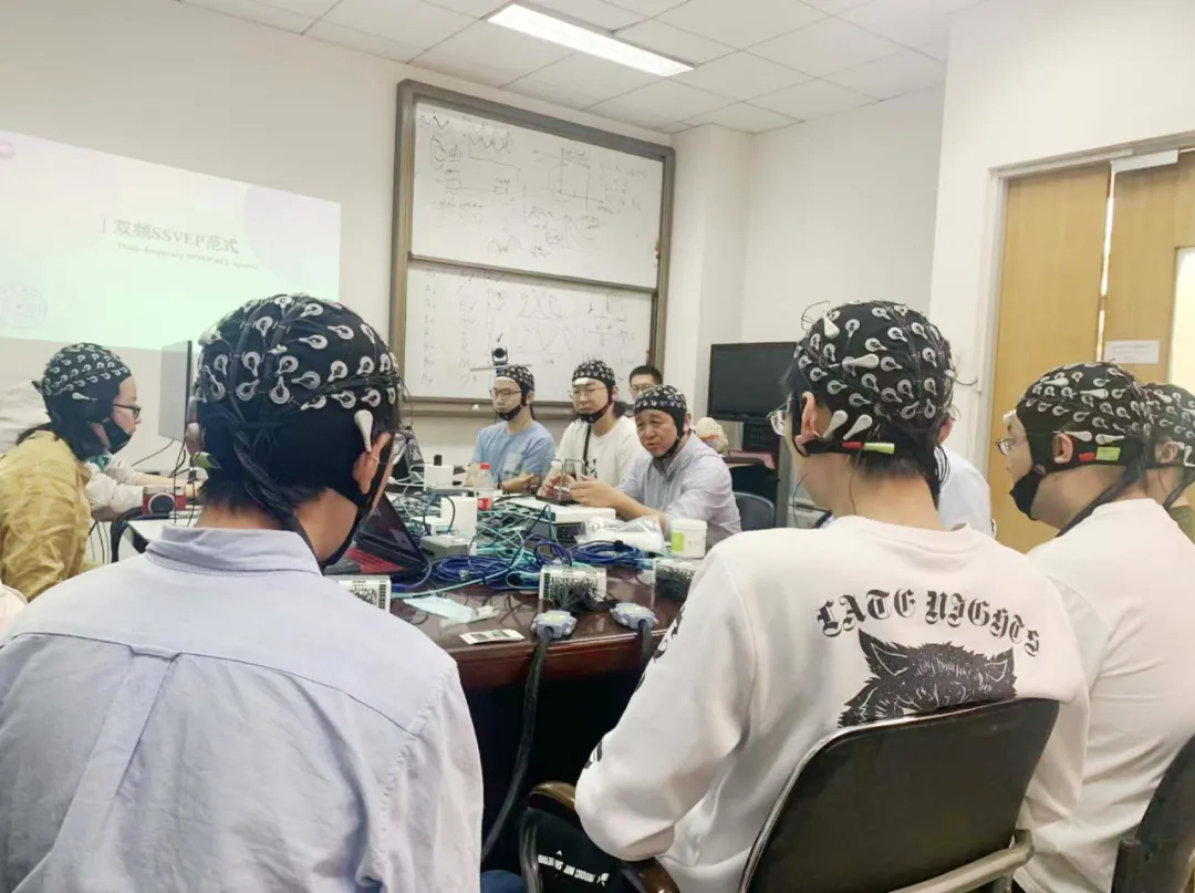 清华大学医学院长聘教授高小榕采用稳态视觉诱发电位刺激范式进行多人同步非侵入式脑电数据采集实验。图源:科技日报.webp.png