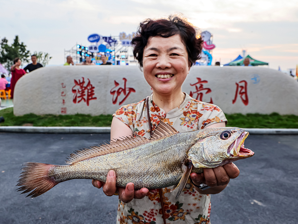 十吃鮸鱼+幸福市集 “渔味村播夜”点亮月亮湾
