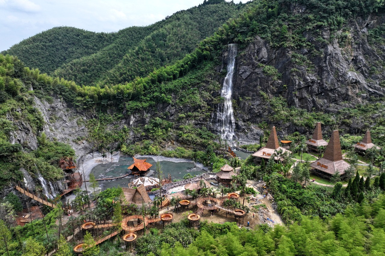 安吉：昔日矿山“变身”瀑布咖啡