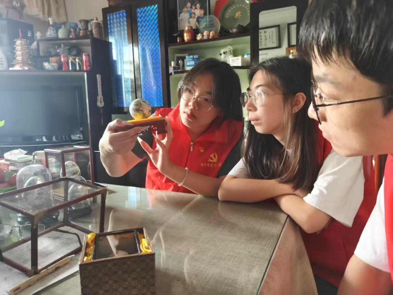 图为实践团成员欣赏经历地震后的蛋壳。.png