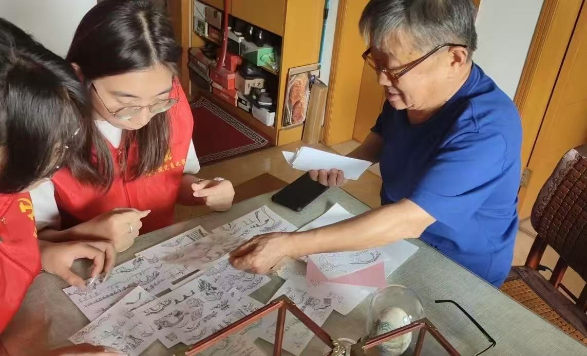 王立导先生给我们看他走访绍兴各大名胜景点,收集素材,整理成的一沓写生小卡.png