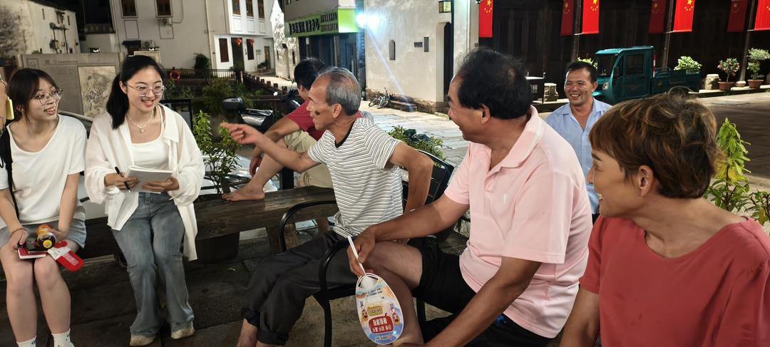 2实践团成员与村民访谈.jpg