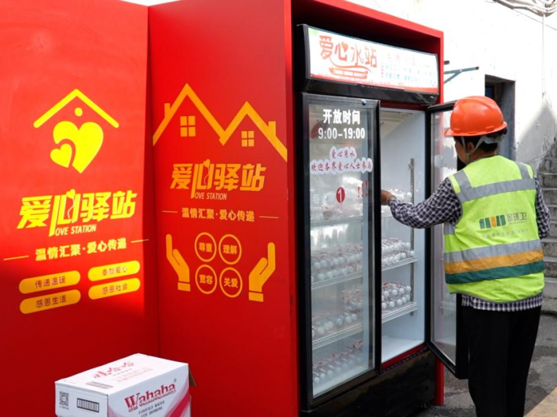 烈日下的“爱心接力”，织里“爱心水站”又开放了