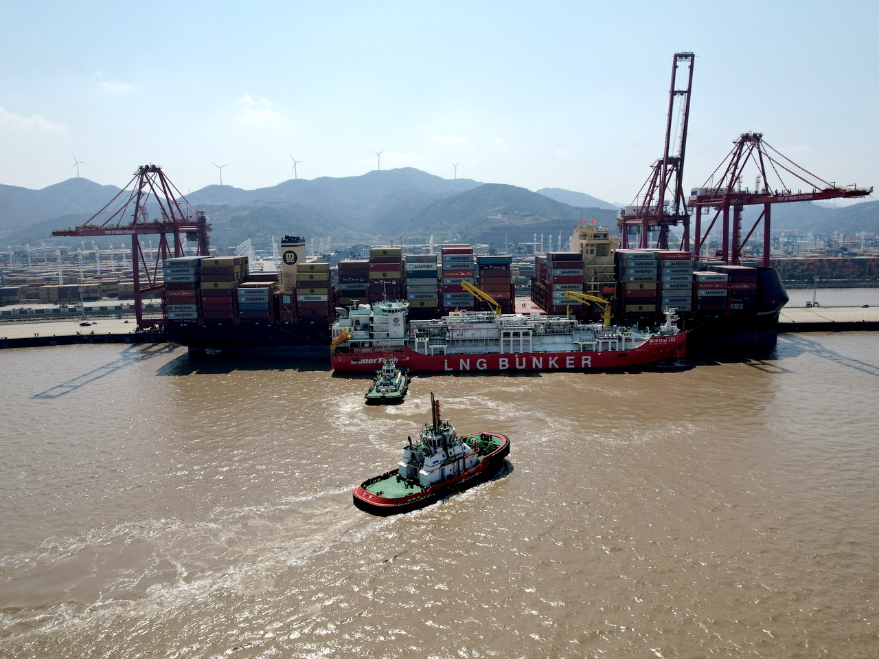 为集装箱船实施保税LNG加注。通讯员 吴沁 摄.jpeg