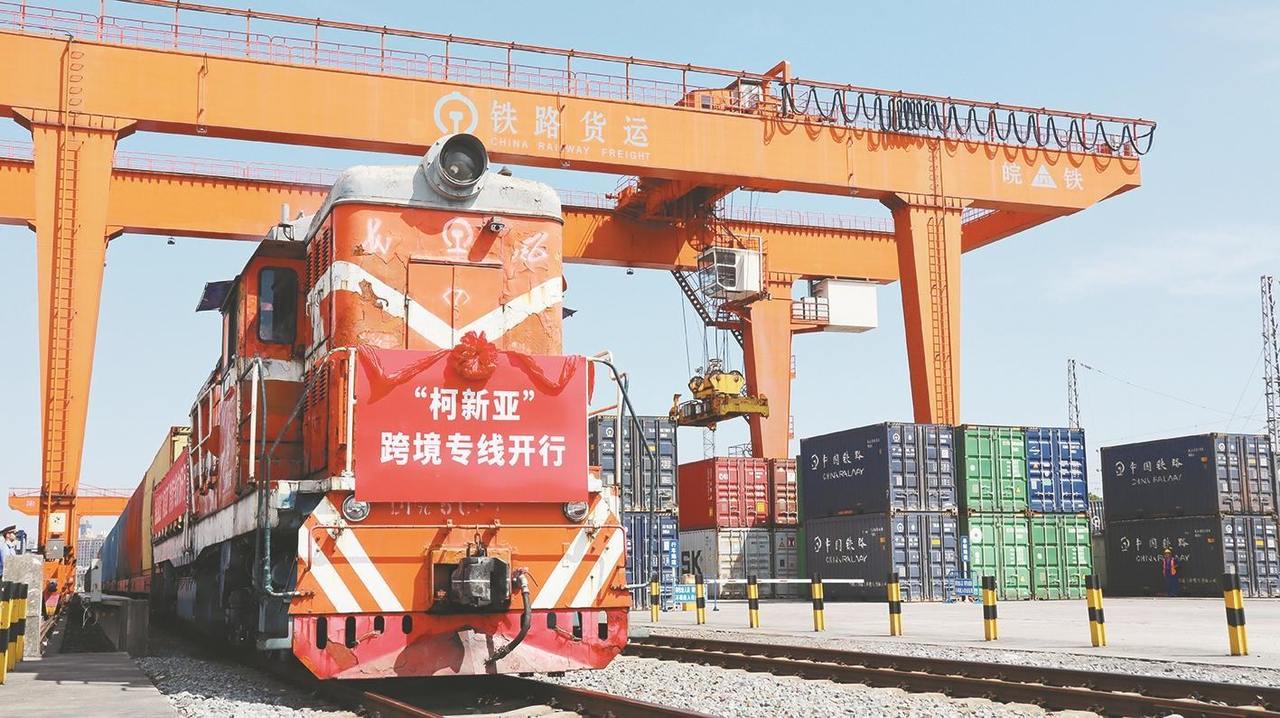 “柯新亚”跨境专线开行 纺织品从柯桥出发13天抵达哈萨克斯坦