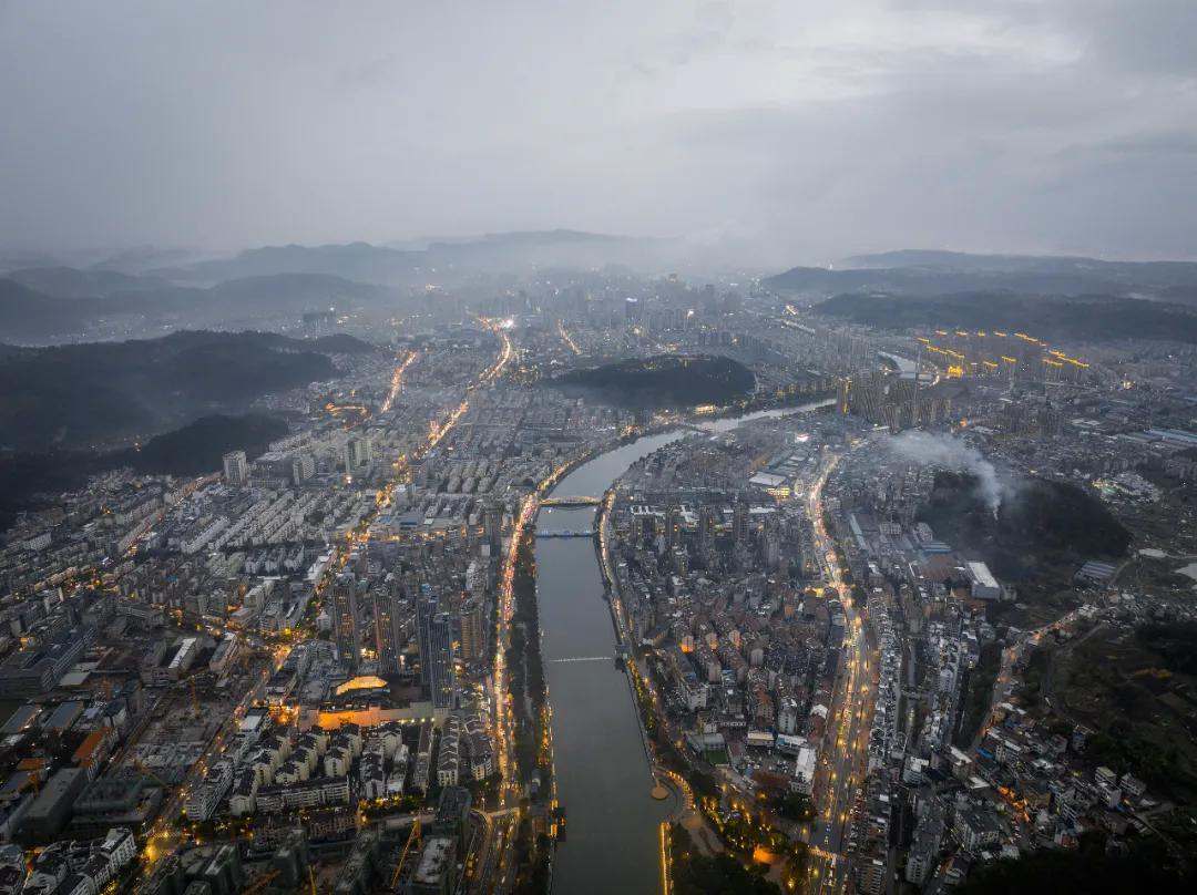 1963104342223347712.webp 图片