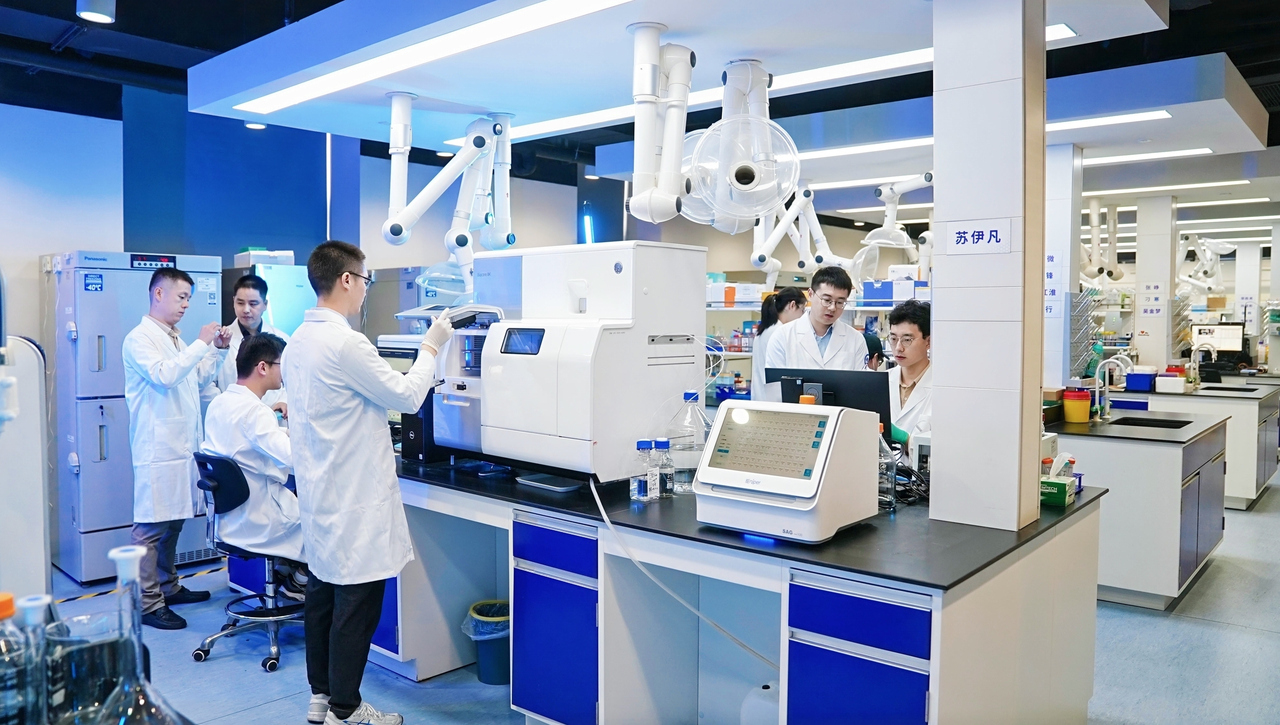 0-1 生物医药科研人员在实验过程中。受访者供图.jpeg