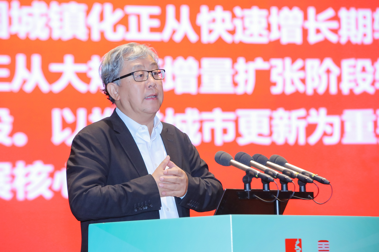 吴志强以“城市生命,智慧复兴”为主题做报告。.jpg
